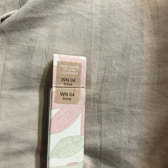 Clinique Even Better Concealer in Bone - Picture 2 of 4